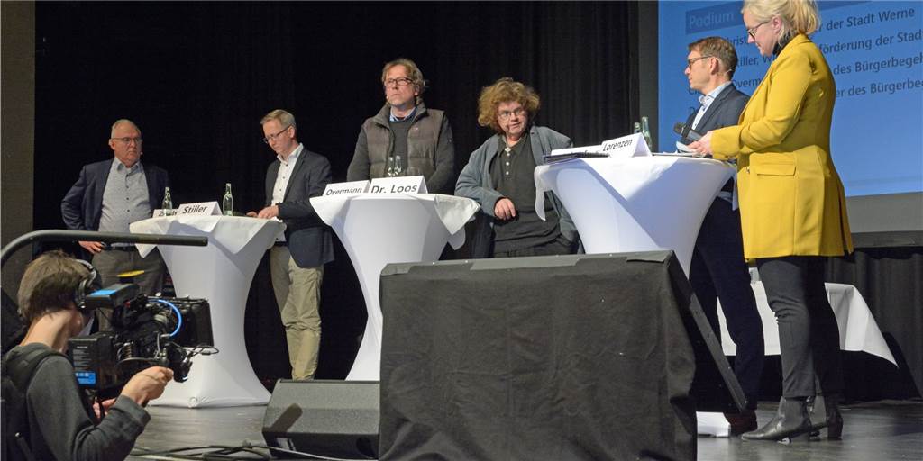 Diskussion ums Industriegebiet: Flüchten Firmen ohne neue Flächen aus Werne? Beim Bürgerforum im Kolpingsaal mussten sich Bürgermeister Lothar Christ (r.) und Wirtschaftsförderer Matthias Stiller (2.v.l.) einigen kritischen Fragen stellen.