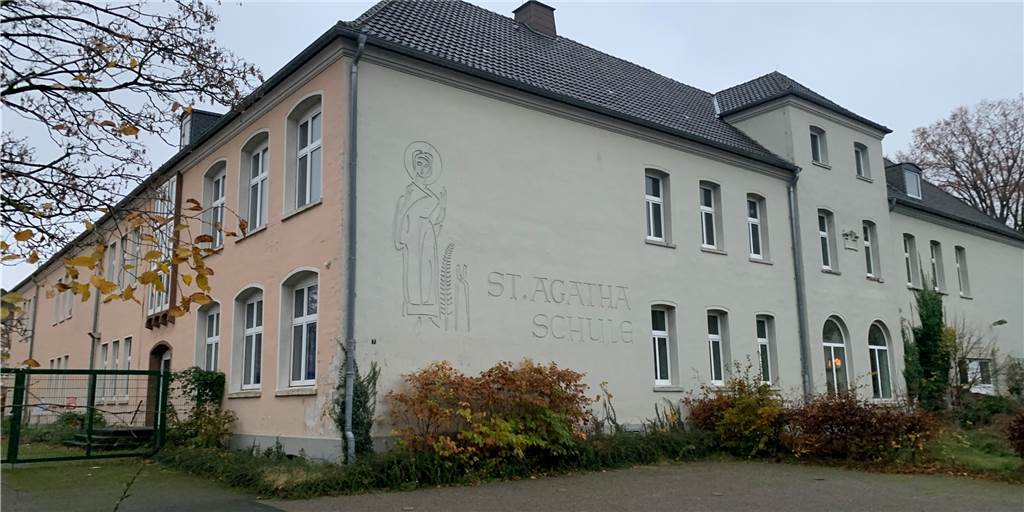 Der auf dem Bild linke Flügel ist der älteste Teil der Schule am Voßkamp. Weitere Anbauten gesellten sich hinzu.