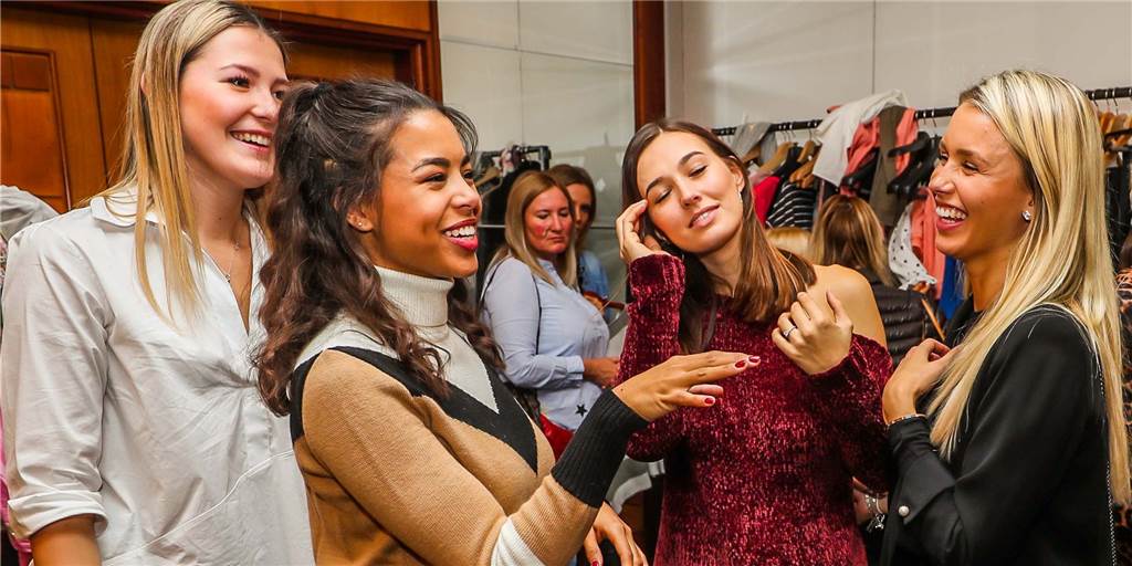 BVB-Spielerfrauen verkaufen ihre Kleidung wieder auf beliebtem Flohmarkt Ein Bild vom Mädchenflohmarkt in 2018 mit (v.l.) Anna Oelschlaegel, Sarah Richmond Freundin Julian Weigl, Melanie Akanji und Scarlett Gartmann-Reus.