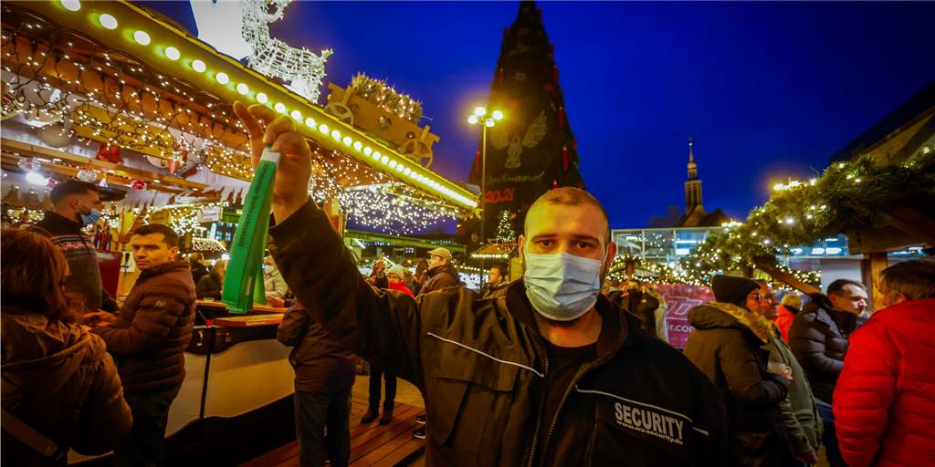Dortmunder Weihnachtsmarkt mit 2G-Regel: Wie streng wird kontrolliert? Zum Auftakt waren die Bändchen grün. Farblich wechseln die Veranstalter von Tag zu Tag.