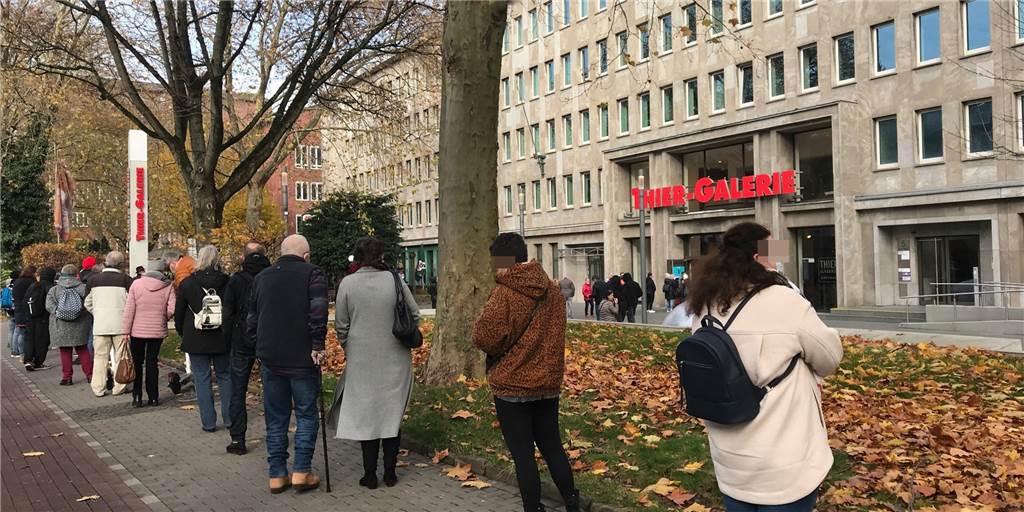 Mehr Impftermine nach langer Schlange bei Impf-Aktion in Thier-Galerie Viele Menschen stehen vor der Thier-Galerie in einer langen Schlange. Sie alle wollen sich impfen lassen.