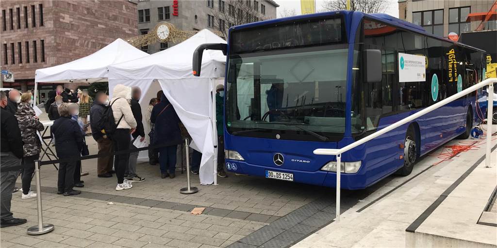 Nach Riesen-Ansturm: Dortmund soll neues Impf-Angebot in der City bekommen Weil die beiden Impfbusse und andere dezentrale Impfangebote den Ansturm nicht schaffen, plant die Stadt Dortmund ein weiteres Angebot „größerer Art“, wie Sozialdezernentin Birgit Zoerner im Rat ankündigte.
