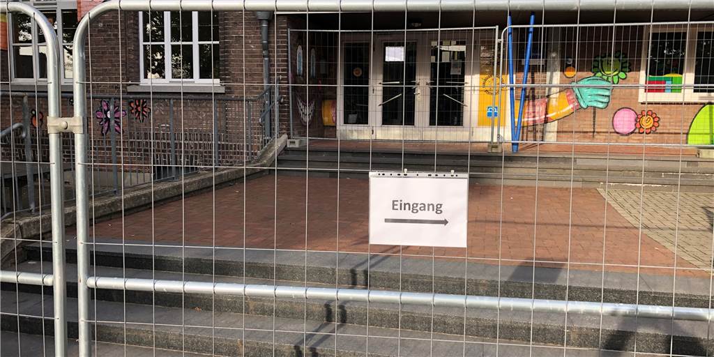 Dachpfannen könnten auf Schulhof stürzen: Bauzaun am Eingang Bauzäune sichern den Schulhof am Standort der Grundschule Schermbeck an der Weseler Straße.