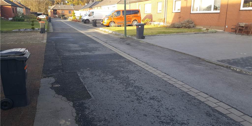 Anwohner verärgert: Müllabfuhr erreicht Straße in Beckinghausen nicht Die Mülltonnen stehen am Straßenrand, derzeit können die WBL sie aber nicht abholen.