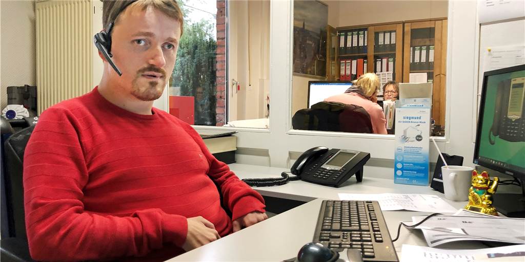 Stefan Frechen an seinem Arbeitsplatz im Büro des Jugend- und Familienbildungswerks (JFB) an der Weststraße