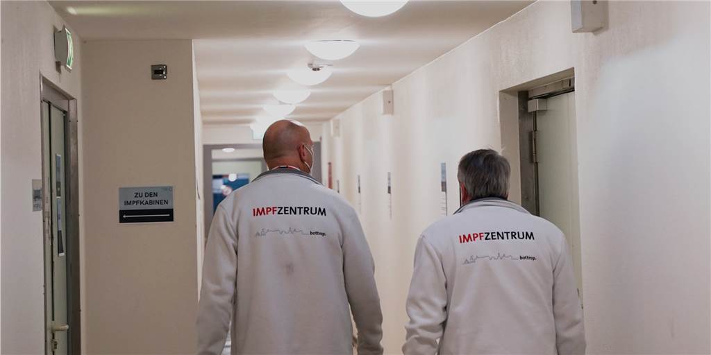 Wiedereröffnung des Bottroper Impfzentrums ist ein Kraftakt „Das Impfzentrum hätte nie geschlossen werden dürfen." Dessen sind sich der Leiter der koordinierten Impfeinheit, Michael Althammer, und Impfarzt Dr. Harald Hofer sicher.