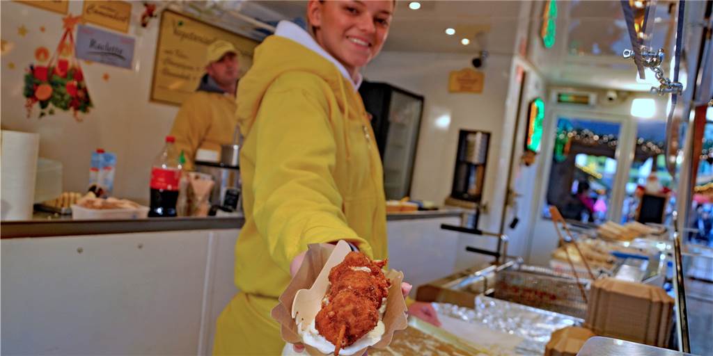 Jenseits der Bratwurst: Kulinarische Tipps für den Dortmunder Weihnachtsmarkt Ob am Spieß oder auf dem Baguette: „Schäfer’s Käsespezialitäten“ kombinieren Camembert und Co.