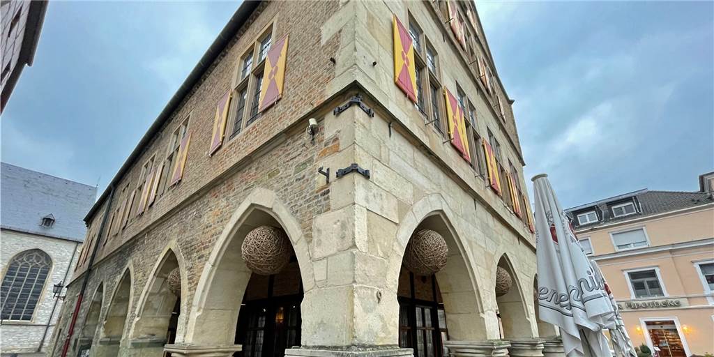 Werner Gastronom sauer: Politik blockt neuen Schriftzug am Alten Rathaus ab Für Stilvoll-Wirt Andreas Nozar schien alles in trockenen Tüchern. Doch plötzlich spuckte ihm die Politik in Sachen neue Außenwerbung am Alten Rathaus in die Suppe.