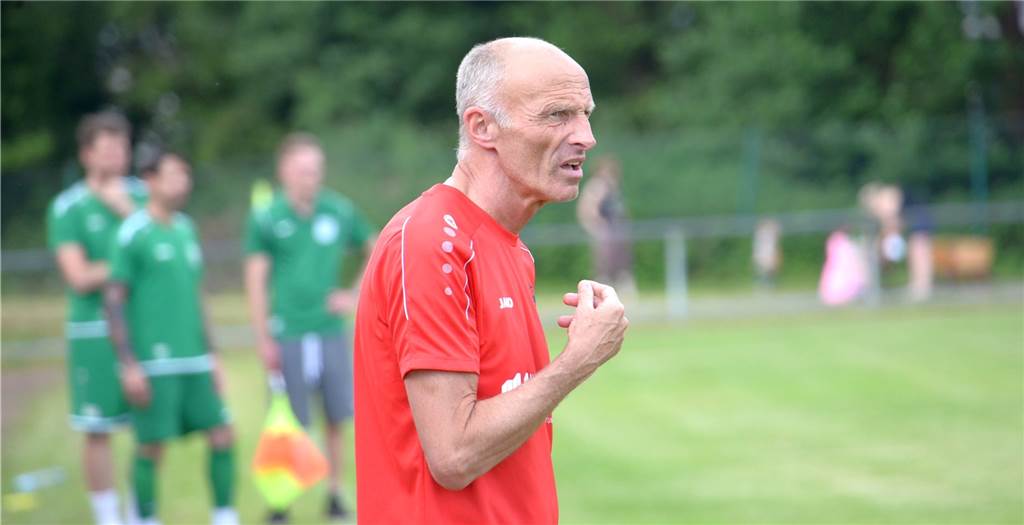 Immer noch auf dem Platz: Mit 65 Jahren ist für Bernd Meyer noch nicht Schluss Bernd Meyer: Wenn es sein muss, weil das Personal knapp ist, scheut sich der 65-Jährige auch nicht, auf dem Spielfeld mitzuhelfen.