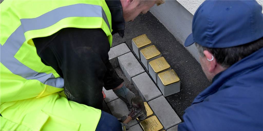 Zehn neue Stolpersteine in Lünen erinnern an NS-Terror gegen zwei Familien Sieben neue Stolpersteine am Knappenweg 38 erinnern jetzt an das Schicksal der Familie Rose. Die Verfolgung überlebten nur Regina und Klara Rose. Salomon, Betty, Werner, Martha und Hildegard Rose wurden von den Nazis ermordet.