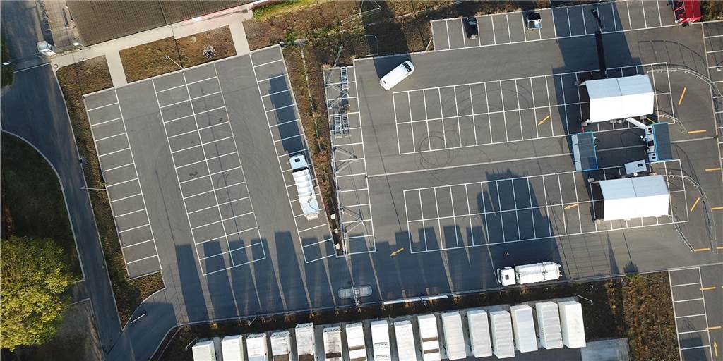 Impft am Stadtmittelpunkt – die Infrastruktur ist doch schon fast da! Corona-Schnelltests gibt es jetzt wieder am Drive-In am Stadtmittelpunkt. Unser Autor fordert nun auch Impfungen an derselben Stelle.
