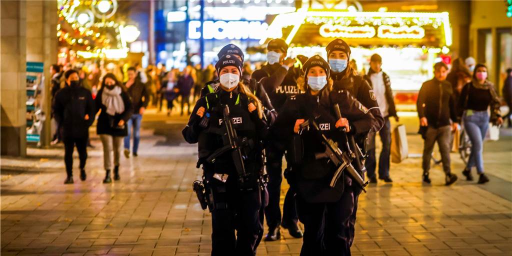 Polizei mit Maschinenpistolen beim Weihnachtsmarkt – war das schon früher so? In den Wochen des Weihnachtsmarktes werden Polizeikräfte teils mit Maschinenpistolen in der Innenstadt zu sehen sein.