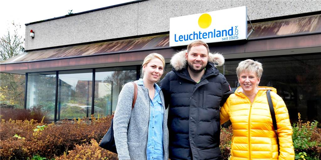 Ehemaliger Leuchtenland-Laden verkauft: Neues Leben an der Sonnenstraße Das frühere Leuchtenland an der Sonnenstraße hat der Physiotherapeut Marvin Scholz (M.) gekauft. Seine Praxis ist ein Familienbetrieb, in dem auch Schwester Alena Scholz (l.) und Mutter Silke Scholz (r.) mitarbeiten.