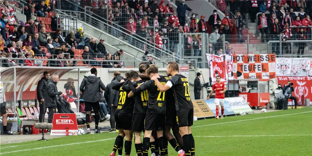 Mit Profi-Unterstützung: BVB-U23 gewinnt knapp gegen den Hallescher FC Mit Profi-Unterstützung: BVB-U23 gewinnt knapp gegen den Hallescher FC