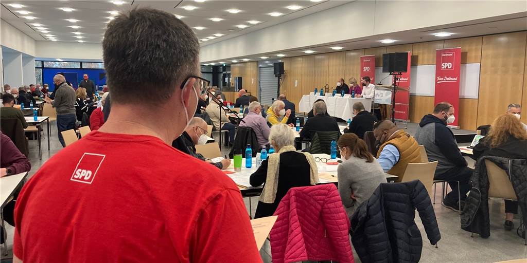 Wechsel an der Spitze: Dortmunder SPD hat jetzt neuen Parteichef Ein neuer Vorstand wurde auf dem Unterbezirksparteitag der Dortmunder SPD gewählt, der unter strengen Corona-Auflagen im Saal des Beuufsbildungswerks stattfand.