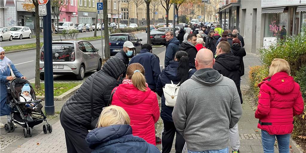 Booster nach weniger als sechs Monaten: Klappt das in Dortmund? Am Samstag bildeten sich vor einer Arztpraxis in der Dortmunder Nordstadt den ganzen Tag über lange Schlangen von Impfwilligen.