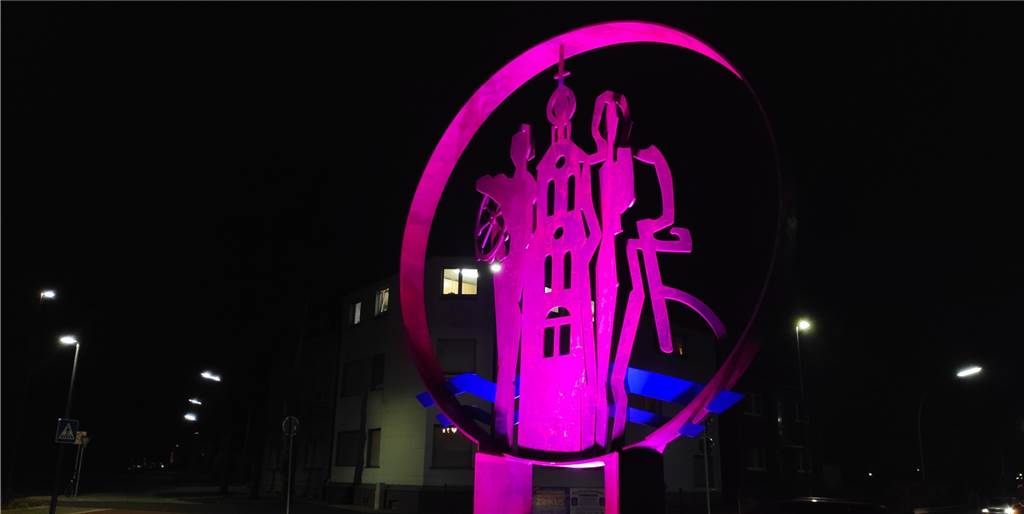 Mit Video: Kreisverkehr in Werne offiziell eingeweiht: Nun leuchtet die Skulptur Von nun an leuchtet sie jeden Abend: die neue Skulptur auf dem Kreisverkehr.