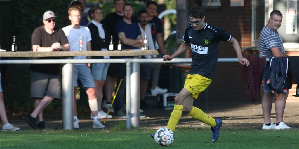 SC Capelle siegt im Verfolgerduell – Trainer ist als Ersatzspieler mit dabei Maximilian Rethmeier vom SC Capelle musste schon früh ausgewechselt werden.