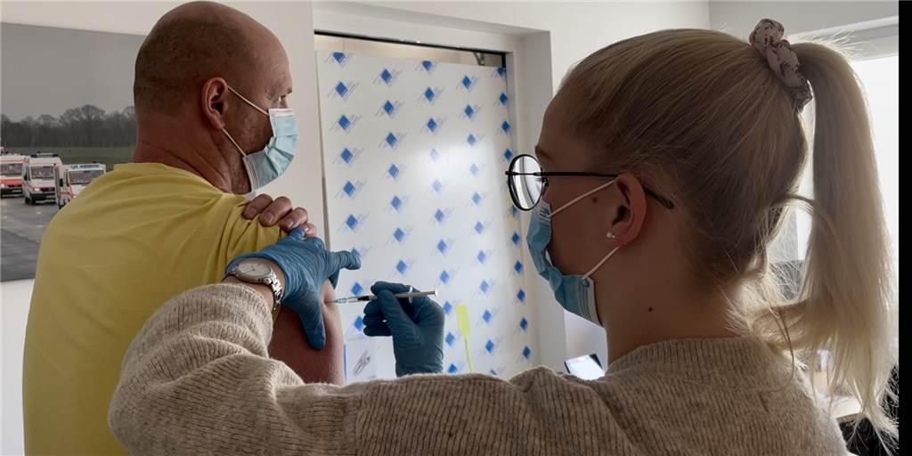 Die Impfung in der Impfstraße in Stadtlohn wird in einem der dafür vorhergesehenen Zimmer durchgeführt. 