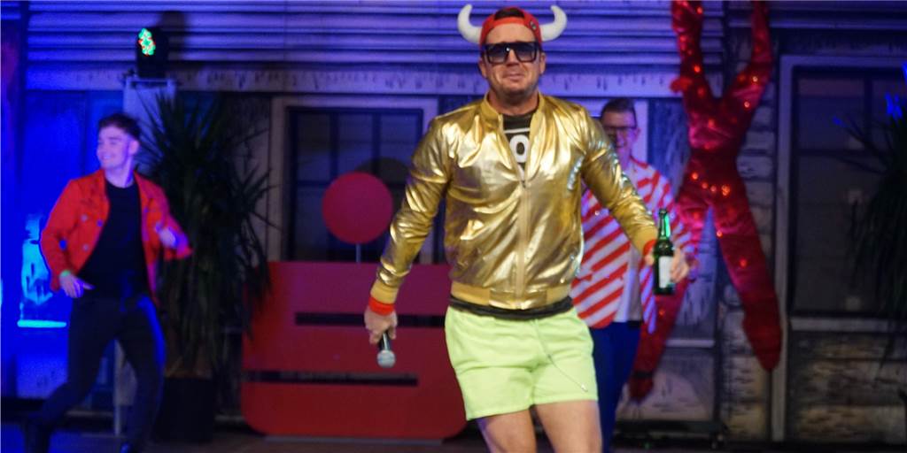 Aids-Gala: Unter dem Regenbogen getanzt, als ob es kein Corona gebe Bei der Aids-Gala in der Europahalle wurde ausgelassen unter dem Regenbogen gefeiert, mit vielen Bühnenstars wie Christian Anders, Menderes, Norman Langen oder Überraschungsgast Lorenz Büffel.