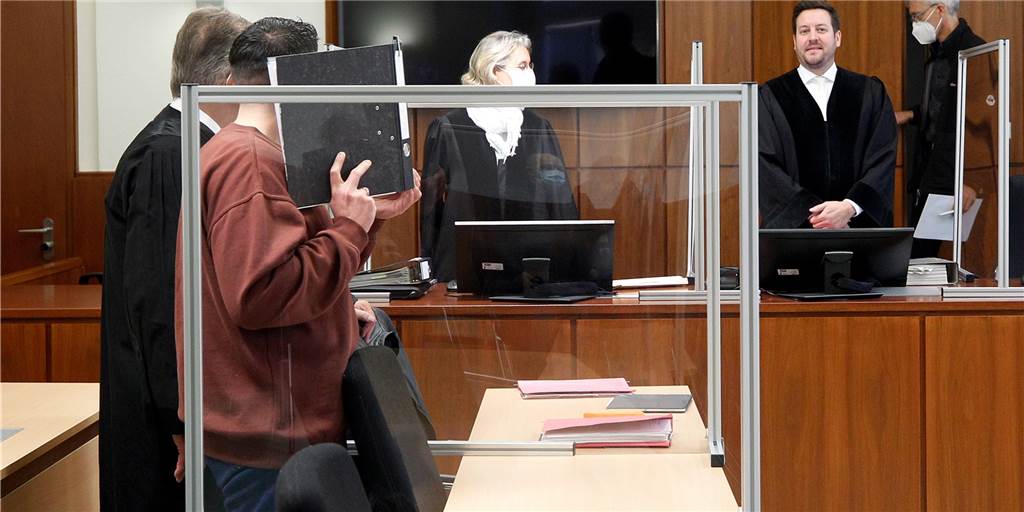 Falscher Arzt muss ins Gefängnis, darf Honorare aber behalten Der Angeklagte (2.v.l.) hat gestanden, sich mit gefälschten Zeugnissen als Arzt ausgegeben zu haben, um das Hagener Impfzentrum leiten zu können.