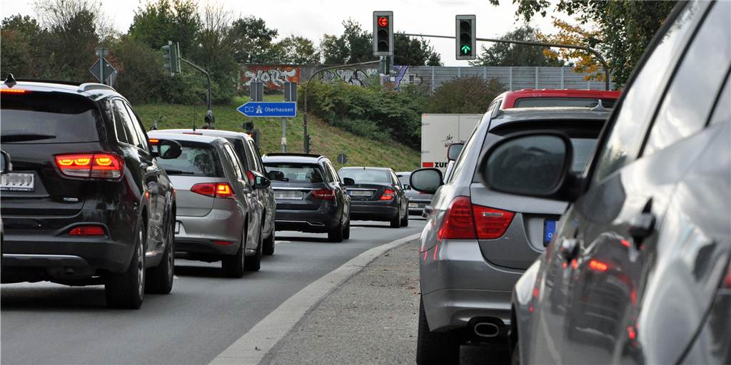 Rund um die Auffahrten zur A2 dasselbe Bild an der B235. Geparkte Autos stehen neben der Fahrbahn. Ein Pendlerparkplatz soll Abhilfe schaffen.