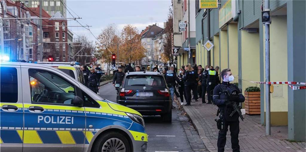 Schüsse und Schreie an Rheinischer Straße: Vorfall wurde gefilmt Polizisten mit Maschinengewehren sicherten am Sonntag den Tatort der Schießerei an der Rheinischen Straße.