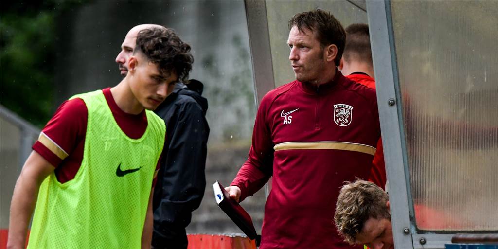 Lüner SV winkt mögliches Aufstiegsspiel – Gegner könnte ein Dortmunder Nachbar werden Der Sportliche Leiter des Lüner SV, Marcel Piaszyk (M.), und Trainer Axel Schmeing (r.) haben die Mannschaft aktuell auf Erfolgskurs gebracht.