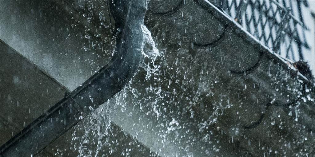 Niederschlagswasser: EUV will Angaben der Gebührenzahler kontrollieren Für Regenwasser, das von Hausdächern oder Garagen in die Kanalisation eingeleitet wird, muss man Gebühre an den EUV zahlen. Die Flächen, von denen das Wasser kommt, werden nun neu berechnet.