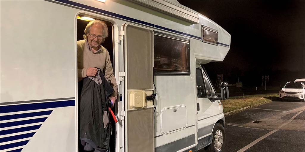 Wohnmobil-Paar fährt ohne Hündin Karo nach Hause – aber es gibt noch Hoffnung Nach einer Woche vergeblichen Wartens auf die Rückkehr der entlaufenen Hündin Karo hat Karl-Heinz Gryschek den Parkplatz des Gartencenters Augsburg mit seinem Wohnmobil verlassen.