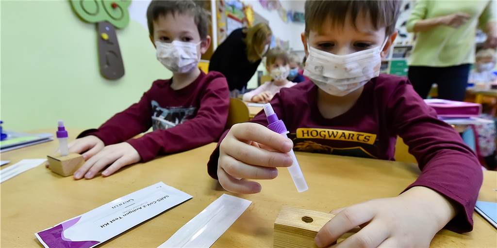 Quarantäne-Gefahr für Schüler steigt ohne Maske im Unterricht Das Gesundheitsamt empfiehlt den Schulen, dass alle Kinder und Erwachsenen die Masken auch im Unterricht weiterhin tragen sollten.