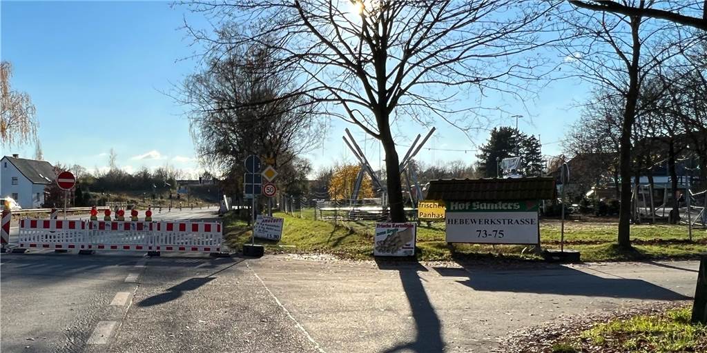 B235 wochenlang gesperrt: Henrichenburger Landwirte sind empört Am Hof Sanders ist die B235 gesperrt. Nur die Auffahrt zum Hof ist geöffnet.