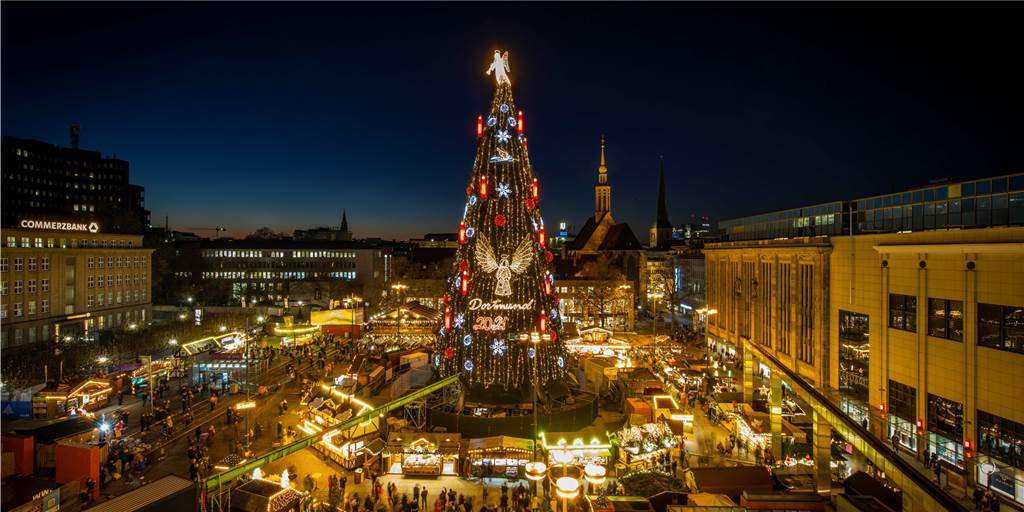 Der BVB hat wieder seinen Anteil am Riesen-Weihnachtsbaum in Dortmund Zwei große Engel und viele rote Kerzen prägen den Riesen-Weihnachtsbaum in Dortmund in diesem Winter.