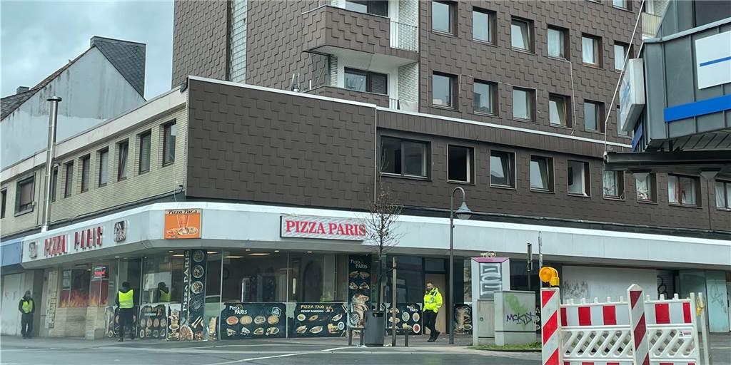 13 Euro Laden-Miete an der Langen Straße: Selbst in Top-Lage schwierig Lange Straße 107: In diesem Gebäude sollte jetzt eine Gewerbeeinheit von 1923 Quadratmetern Größe für 25.000 Euro im Monat vermietet werden.