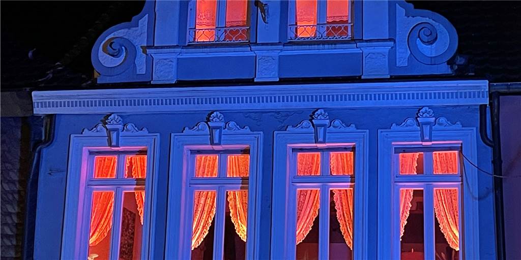 Mit Video: Die ersten Gebäude erstrahlen in effektvollem Licht Effektvoll ist die Kombination von Außen- und Innenbeleuchtung beim Hussel-Haus am Marktplatz.
