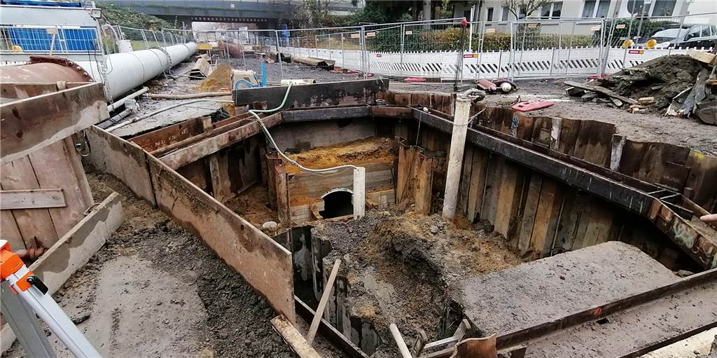 Kanalbau: Wichtige Verbindungsstraße bleibt noch drei Monate gesperrt Der Kanalbau an der Dönnstraße ist aufwendig. Die Bauarbeiten haben sich verzögert, stehen aber vor einem absehbaren Abschluss. In dieser Grube entsteht ein Schachtbauwerk, das den neuen mit dem alten Kanal verbindet.