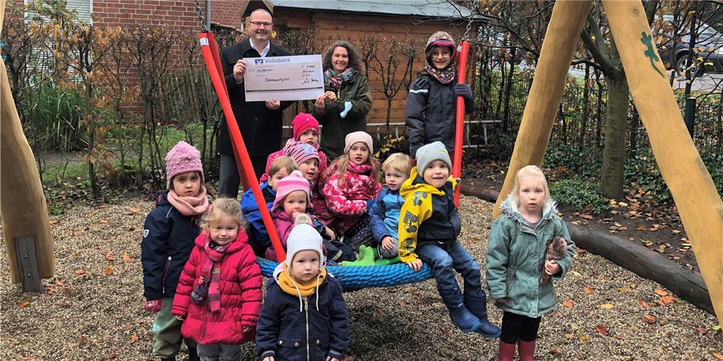 Volksbank unterstützt Schermbecker Kitas mit 30.000 Euro Mit 5000 Euro hat die Volksbank Schermbeck der Kita Stenkampshof geholfen, eine neue Nestschaukel für das Außengelände zu realisieren.