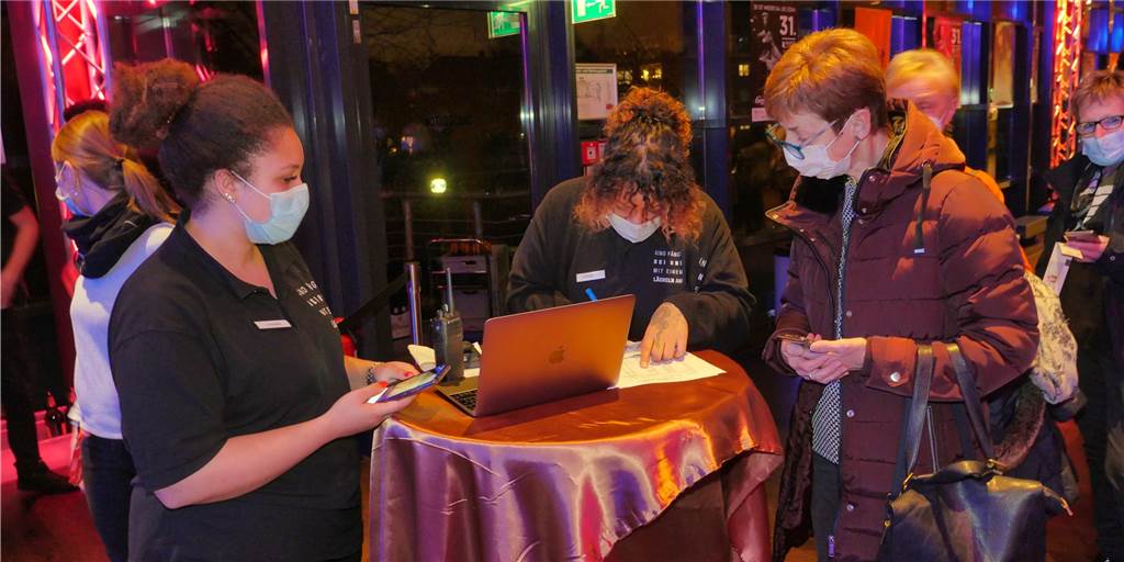 Viele Fotos: So war die Eröffnung des 31. Lüner Kinofests In der Cineworld gilt die 2G-Regel, deshalb mussten die Besucher nicht nur Masken tragen, sondern auch ihren Impfstatus nachweisen.