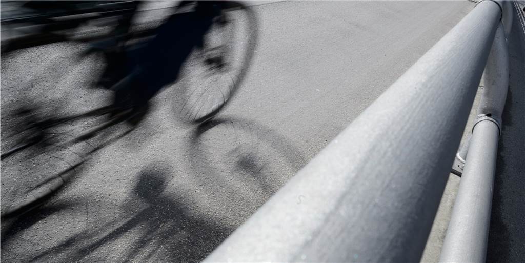 Autofahrer übersieht achtjährigen Jungen und beleidigt Polizisten Einen achtjährigen Radfahrer hatte der Ottensteiner beim Ausparken übersehen – und danach einen Polizisten beleidigt.
