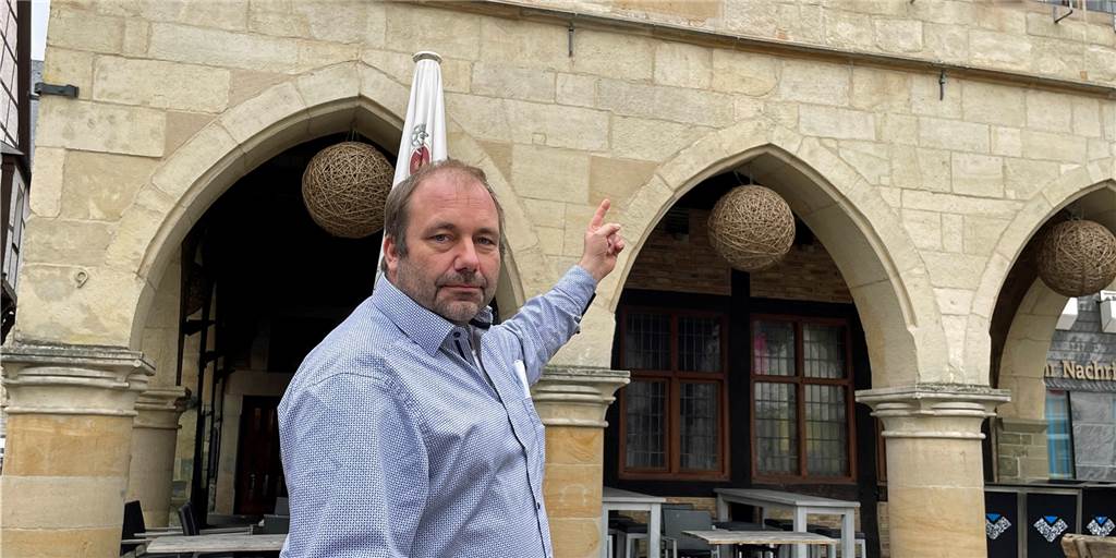 Werner Gastronom nach Verbot von Schriftzug: „Das ist eine Frechheit!“ Andreas Nozar, Wirt vom Stilvoll im Rathaus, weist auf die Stelle, wo schon längst seine neue Außenwerbung hängen sollte.