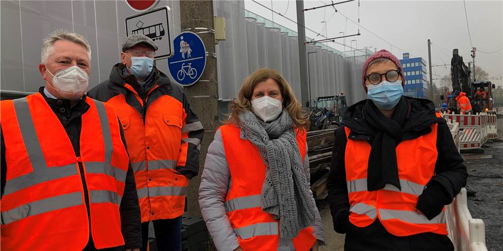 Großbaustelle im Dortmunder Osten dauert länger: Das ist der neue Zeitplan Geben Infos zum Stand der Dinge in Sachen Großbaustelle auf dem Hellweg zwischen Brackel und Asseln (v.l.): Diethard Wippermann (DSW21), Ulrich Umschlag, Sylvia Uehlendahl und Dorit Gloth (alle Tiefbauamt