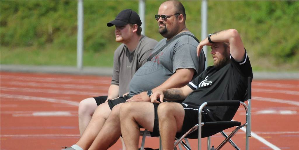 Castrop-Rauxeler Vorzeige-Teams stehen bei 2G besser da als der FC Bayern Bei der SG Castrop kann sich entspannt werden: Die Spieler des Sportlichen Leiters Marc Dittloff (M.) und von Trainer Tino Westphal (r.) sind alle geimpft.