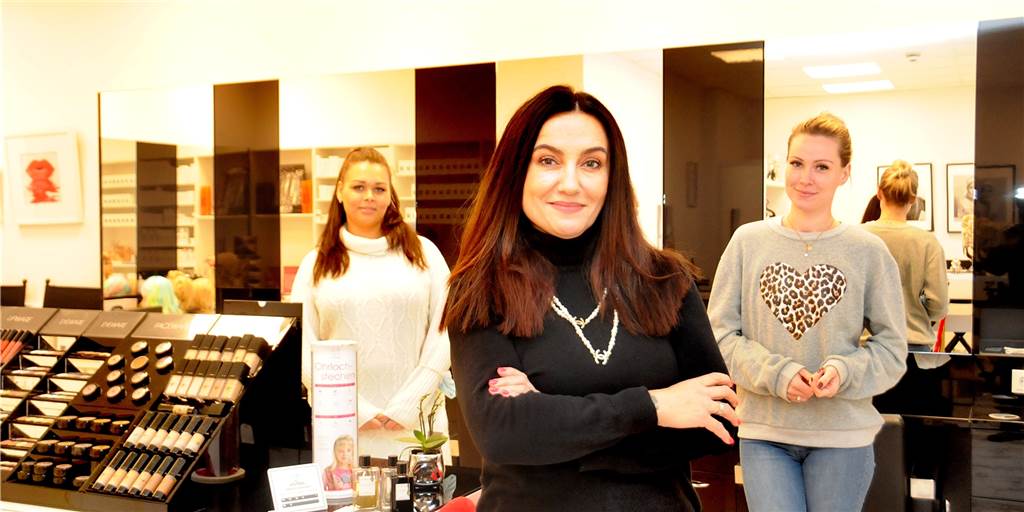 Der Traum von der großen Liebe: Bei Anna Maria Wolf im Schönheitssalon In ihrem Salon Beautyful Faces bildet Anna Maria Wolf (M.) die beiden Praktikantinnen Catia Aßmann (l.) und Marnie Kubat (r.) im Rahmen einer Umschulung zur Kosmetikerin weiter.