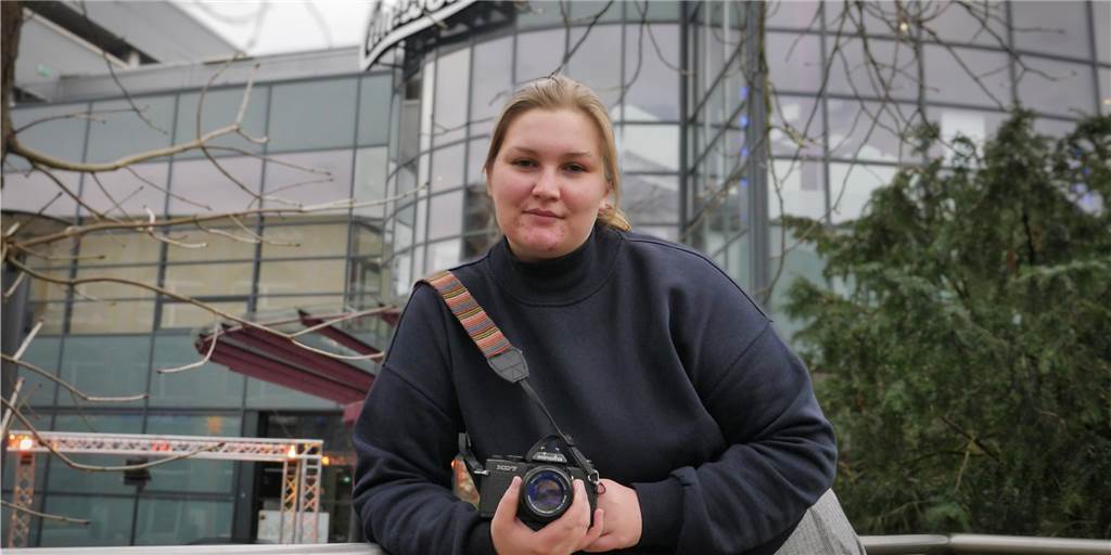Lünerin fotografiert für ihr Master-Studium in Wales beim Kinofest Inga Püschel vor der Cineworld. Die junge Lünerin studiert Dokumentar-Fotografie in Wales und hat sich als Projekt das Kinofest ausgesucht.