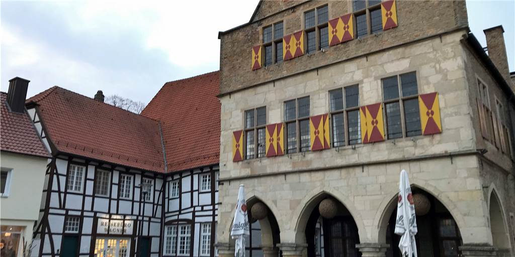 Verwaltung und Politik spucken Werner Gastronomen in die Suppe Das Rathaus in Werne ist Schauplatz eine bürokratischen Trauerspiels, bei dem Stadt, KBW und Politik den Protagonisten - einen Gastronom - im Regen stehen lassen.