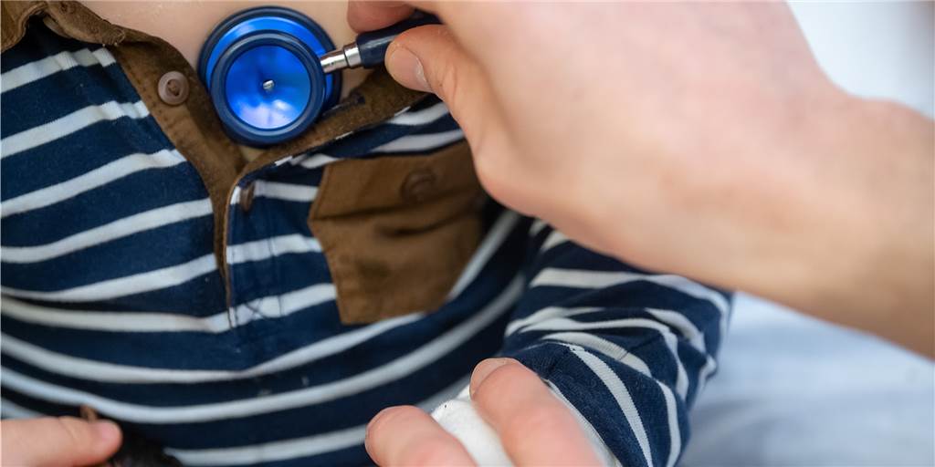 Schwerter Kinderarzt zum Hin und Her beim Infektionsschutzgesetz: „Heilloses Chaos“ Tägliche Tests selbst für immunisierte Mitarbeiter - und auch für Eltern, deren Kinder zum Arzt müssen? Die Bundesregierung hat mit den Änderungen zum Infektionsschutzgesetz für Aufruhr gesorgt. Jetzt rudert das Land NRW zurück.