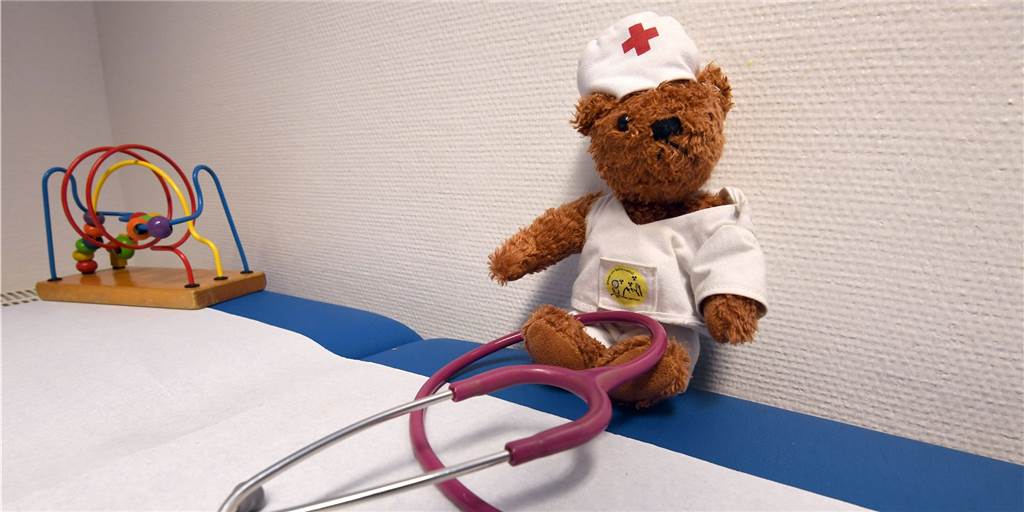 Eltern-Testpflicht beim Kinderarzt war dämliches Eigentor der Regierung Das Infektionsschutzgesetz wird sofort wieder angepasst: Mit der Eltern-Testpflicht in Kinderarzt-Praxen hat sich die Regierung ein dämliches Eigentor geschossen.