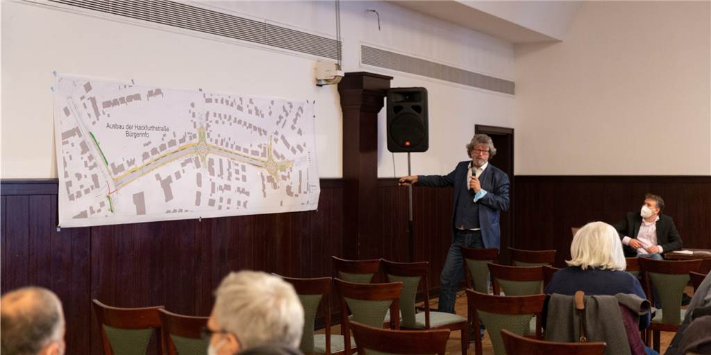 Bürger sollen für den Ausbau der Hackfurthstraße mitzahlen Projektplaner Uwe Meyer stellte den Bürgern am Mittwochabend das Konzept vor. Anhand der Karte zeigen auch Anwohner, an welchen Stellen sie Bedenken haben.