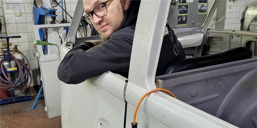 Barny Milic und Thomas Iking, die Inhaber von Classic Cars Münsterland, freuen sich über die besondere Herausforderung, einen Bulli von Baujahr 1966 auf die Erfordernisse des Jahres 2021 umzurüsten.