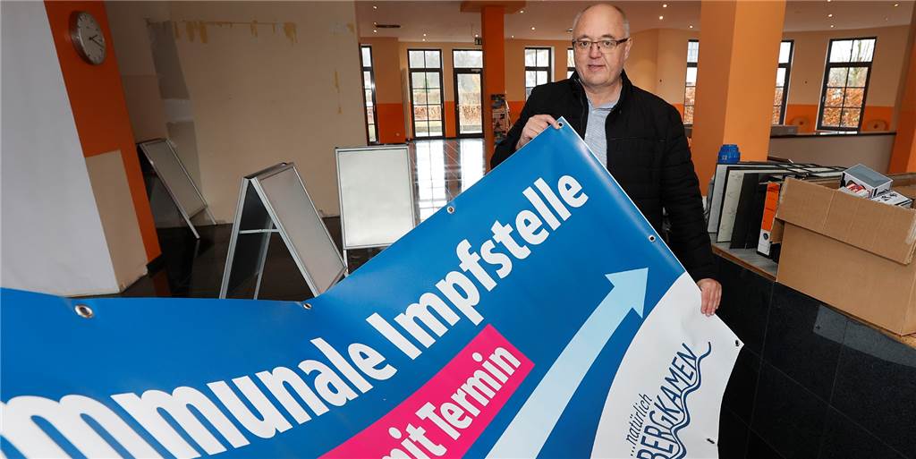 Impfstelle in Rünthe: Stadt Werne hat nun genügend Personal für den Start Die Impfstelle in Rünthe kann starten: Die Stadt Werne sieht sich auch personell gut gerüstet für den Start. Zunächst aber beginnt die Stadt Bergkamen, hier mit Heiko Rahn aus dem Sportamt, mit den Impfungen ab Freitagnachmittag.